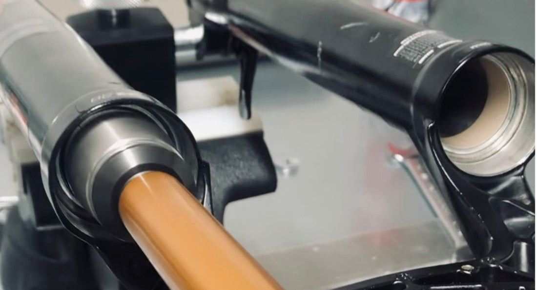 Remplacement des bagues de guidage sur une fourche VTT