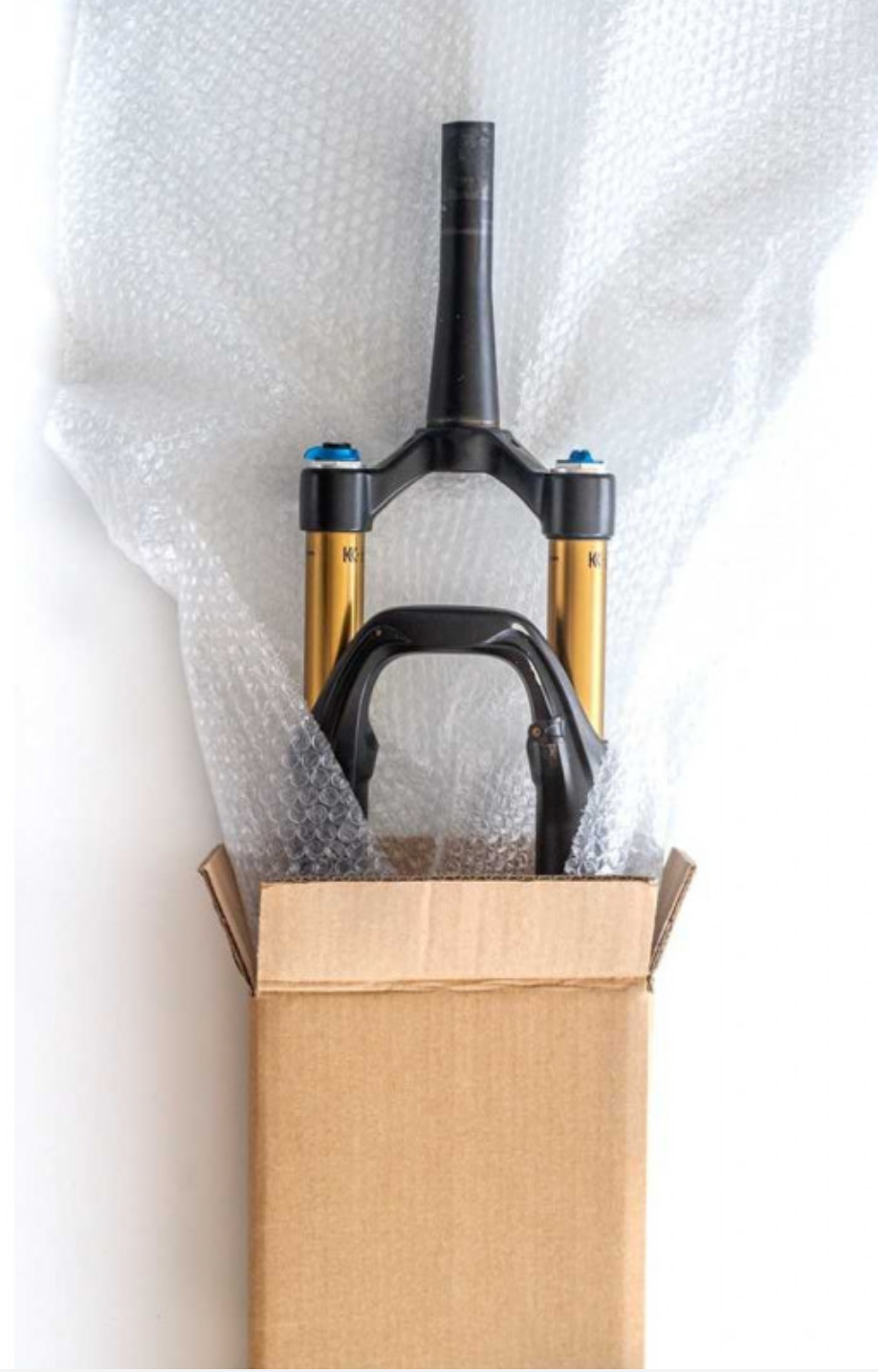 Une fourche de VTT dans un carton prete a expédier
