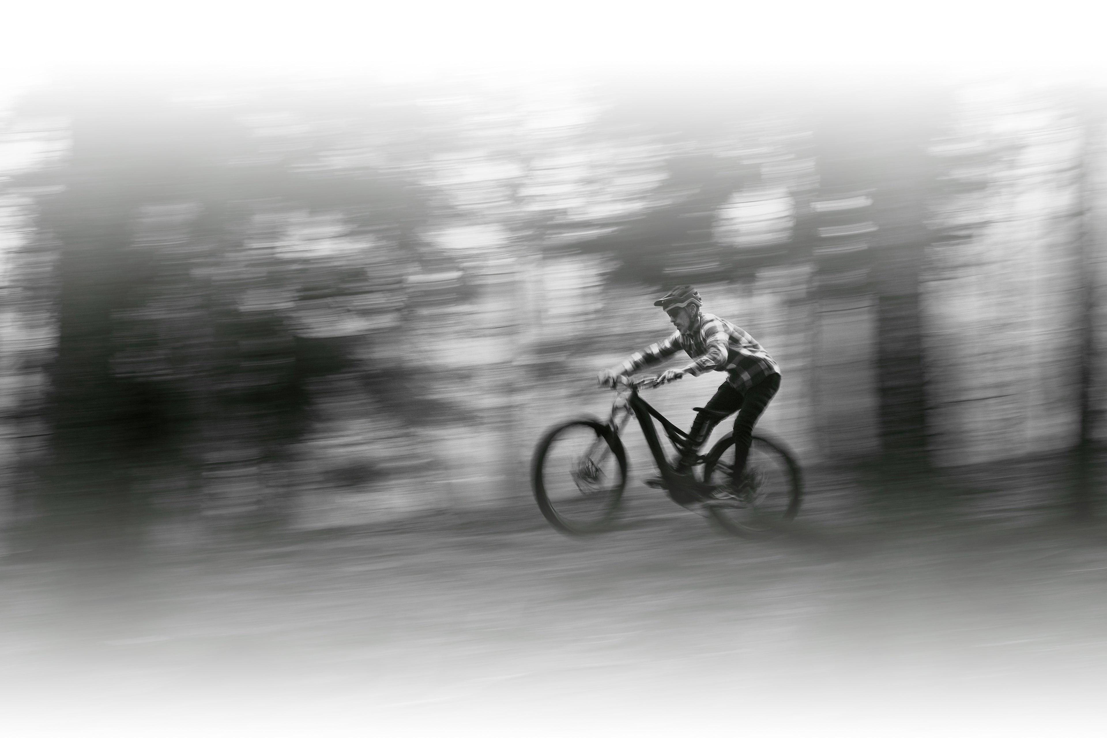 Un homme fait du VTT a fond